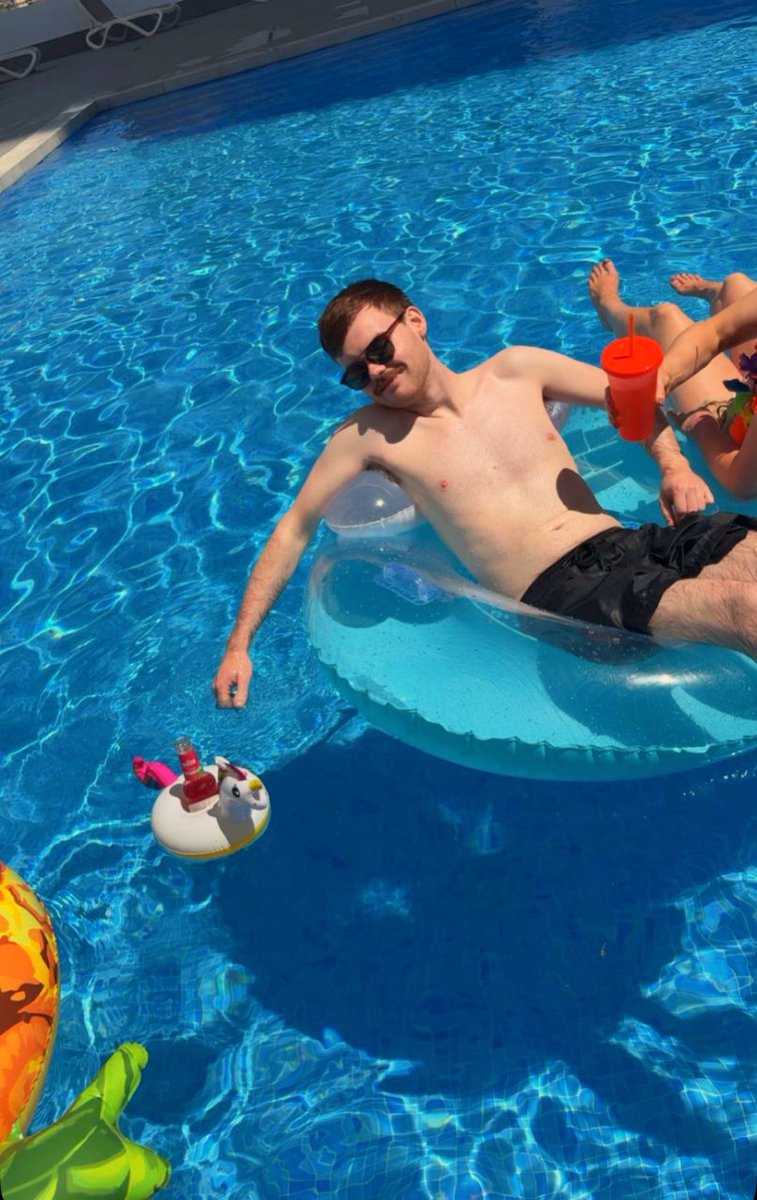 Domzero95's tweet photo. hola from me n my unicorn breezer https://t.co/tHl4ZemTR2
