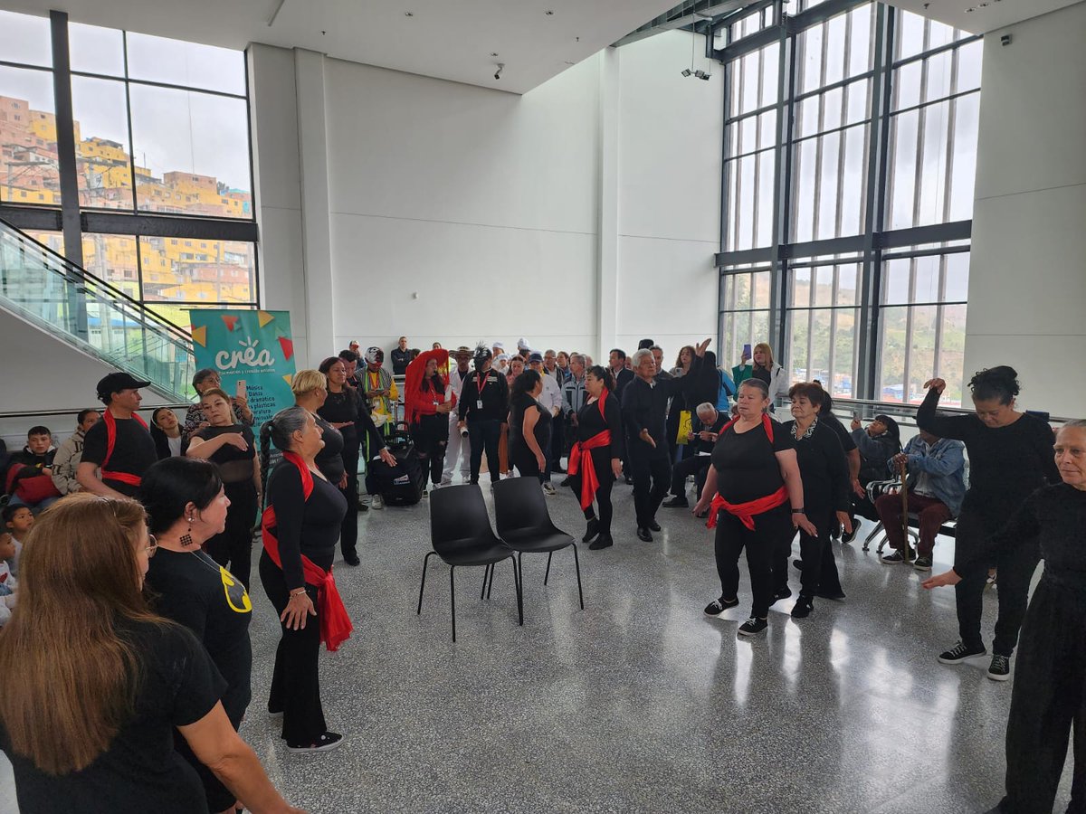 SubLGBTI's tweet image. #AEstaHora se realizan muestras artísticas en el SuperCADE Manitas, en la localidad de Ciudad Bolívar.

El arte y la diversidad se toman este espacio durante el evento “Tu Identidad, Tu Derecho”, promoviendo el reconocimiento y el respeto por las identidades diversas. ✨💃🏻💛…