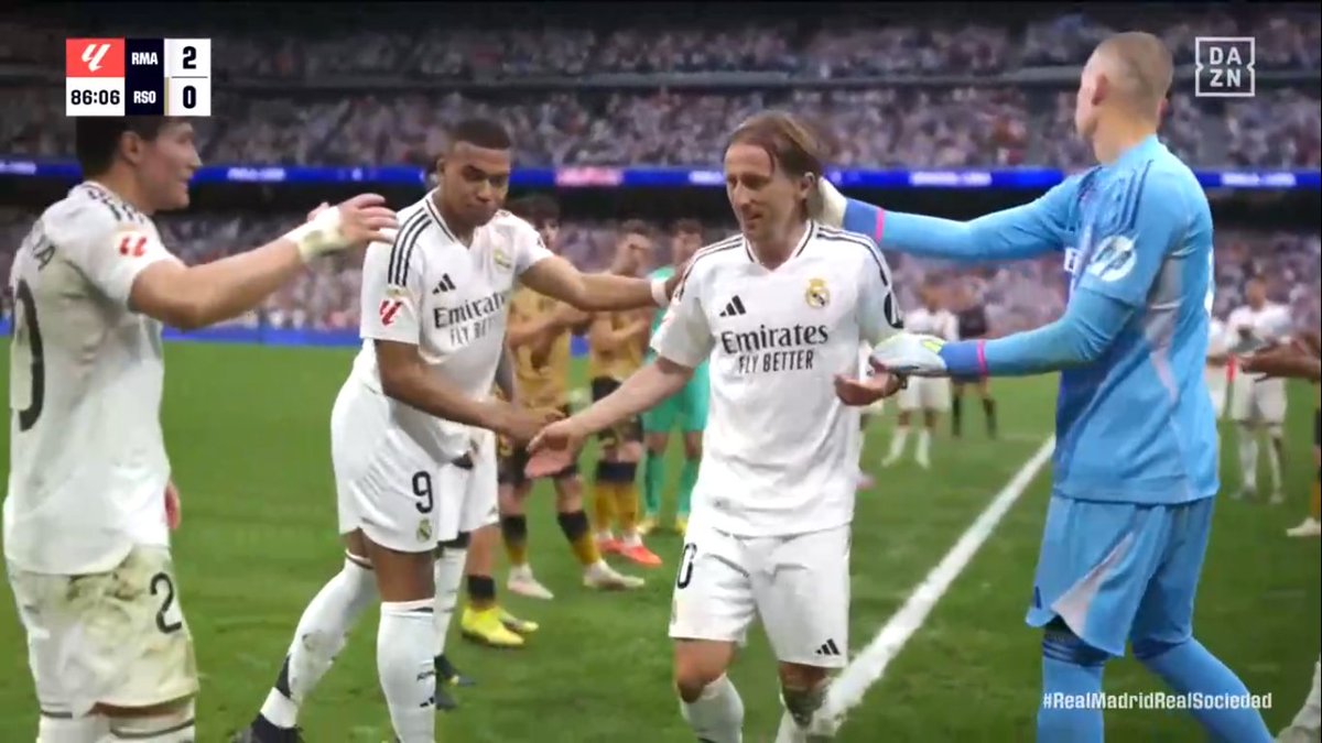 SeputarMadrid's tweet photo. Real Madrid and Real Sociedad players are giving the legendary Luka Modrić a guard of honour in the middle of the game, as the Croatian maestro walks off the Bernabéu pitch for the last time. https://t.co/ZtJWOZb1vm