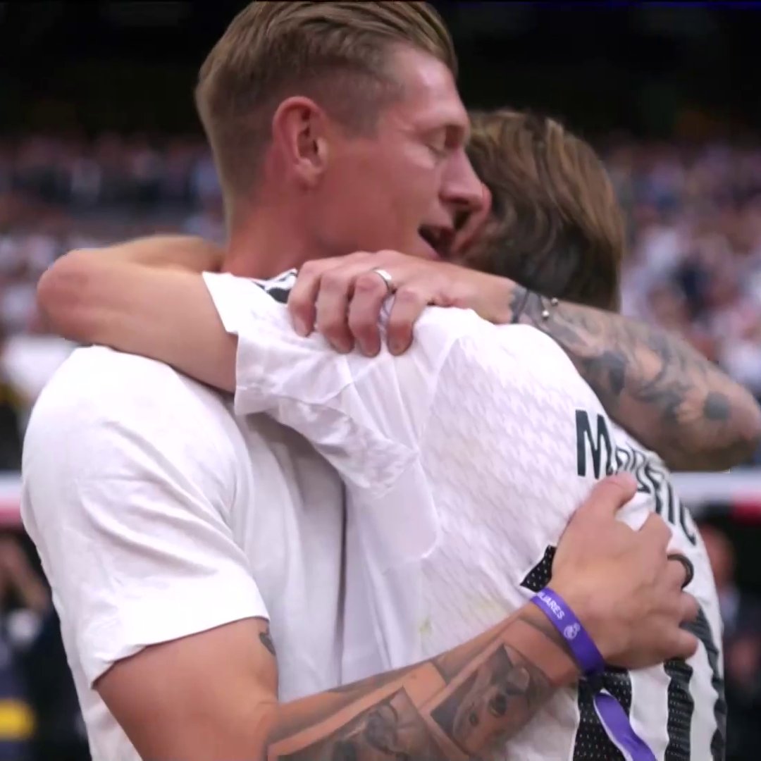 توني كروس يودع مودريتش. 😞😞😞