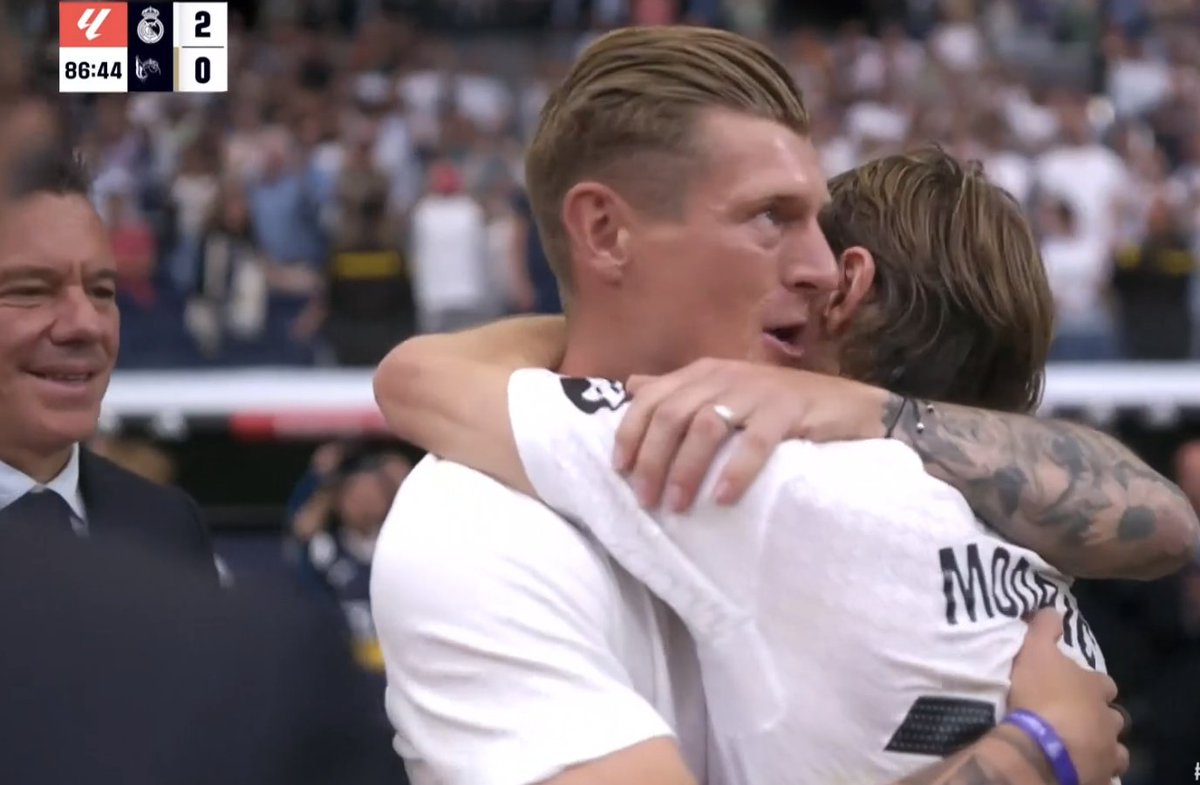 LUKA MODRIC IS SUBBED OFF AND TONI KROOS IS HERE TO SAY GOODBYE TO MODRIC IN HIS LAST SANTIAGO BERNABEU GAME! BEAUTIFUL SCENES! LEGENDARY!
