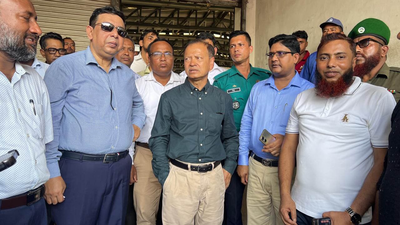 বেনাপোল স্থলবন্দর পরিদর্শন করলেন নৌ-পরিবহন মন্ত্রণালয়ের সিনিয়র সচিব ইউসুফ