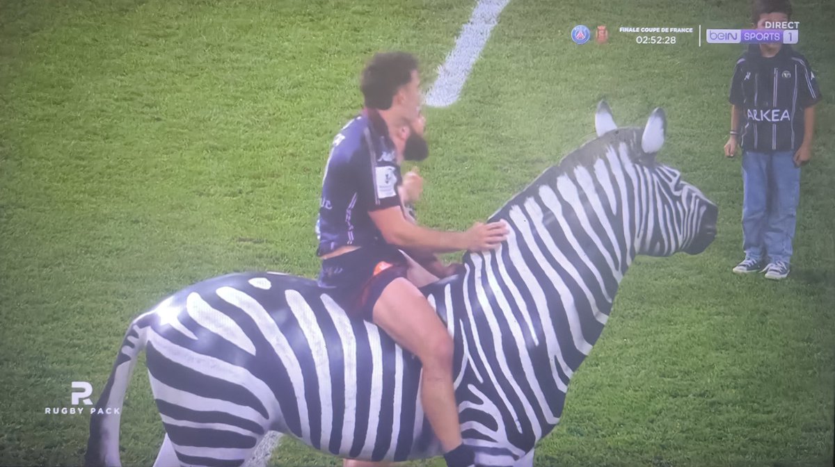 Bartololomeo33's tweet photo. Forcément Damian. 🤣🤣🤣
🏉🏆🍇🌟.
#ubb #championscup #ChampionsCupW #Rugby 
@CySup @tuisovaubb @_XVDLL https://t.co/udS7JbJeyg