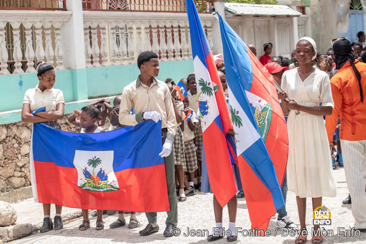 Tradisyon an byen etabli, epi senbòl la rete fò: nan dat 18 me 1803, Jean-Jacques Dessalines te retire bann blan sou drapo franse a, epi Catherine Flon te koud 2 bann ki te rete yo. Yo selebre jou sa a chak ane atravè peyi a, tankou nan Kay Jakmèl. 
📸 <a href="/JeanElieRider/">Jean Elie Fortuné</a>/<a href="/DeyeMonEnfo/">Dèyè Mòn Enfo</a>