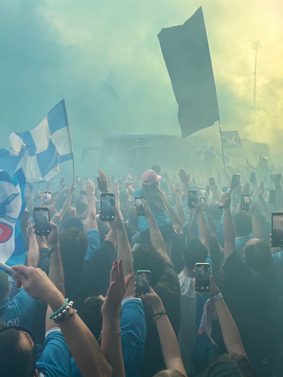 svperstark's tweet photo. C’è un posto nel mondo dove il cuore batte forte, dove rimani senza fiato per quanta emozione provi, dove il tempo si ferma e non hai più l’età.
NAPOLI CAMPIONE D’ITALIA 2024/2025 🏆 https://t.co/rHft5qVWLI