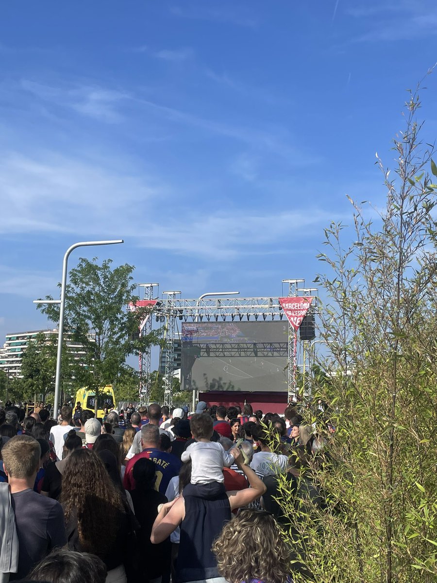 Salutacions a la ment brillant que ha decidit posar la pantalla de la final de la Champions a les sis de la tarda al Parc de les Glòries amb el sol de cara. Ombra de l’estructura al mig i tot d’arbres que molesten.