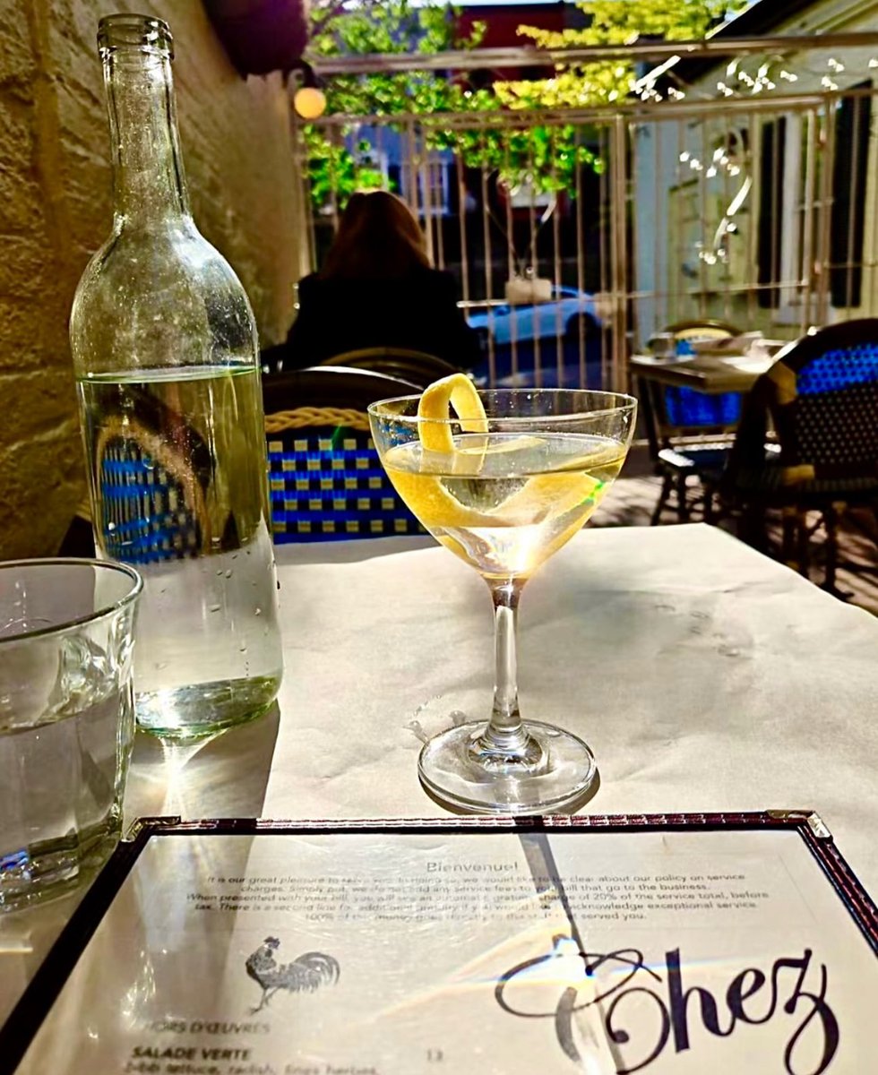 Martini brunch on the patio anyone? 💕🍸