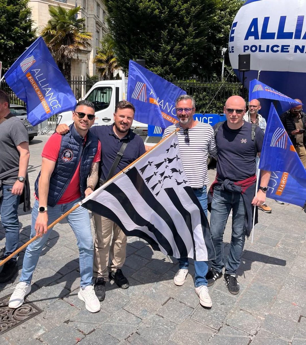 Les #bretons à #Pau cet après midi.
#alliancepolice #bzh #Finistère #morbihan #côtedarmor #ileetvilaine
#bayrou