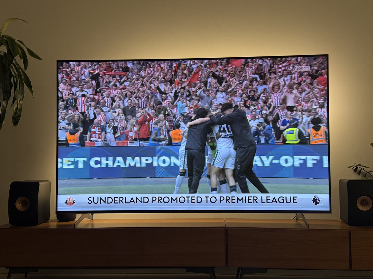 Sunderland back in the premier league!!! <a href="/SunderlandAFC/">Sunderland AFC</a> <a href="/premierleague/">Premier League</a>