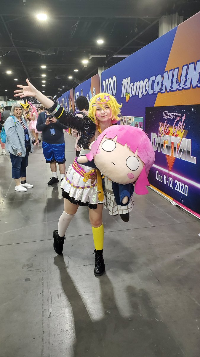 RinaToday's tweet photo. ...Met a pretty bird lady plush and had fun at Momocon on Friday!

Tera Rina and your normal Rina will be at the idol photoshoot at 4pm! So you can meet them there! https://t.co/CizDx1PozY