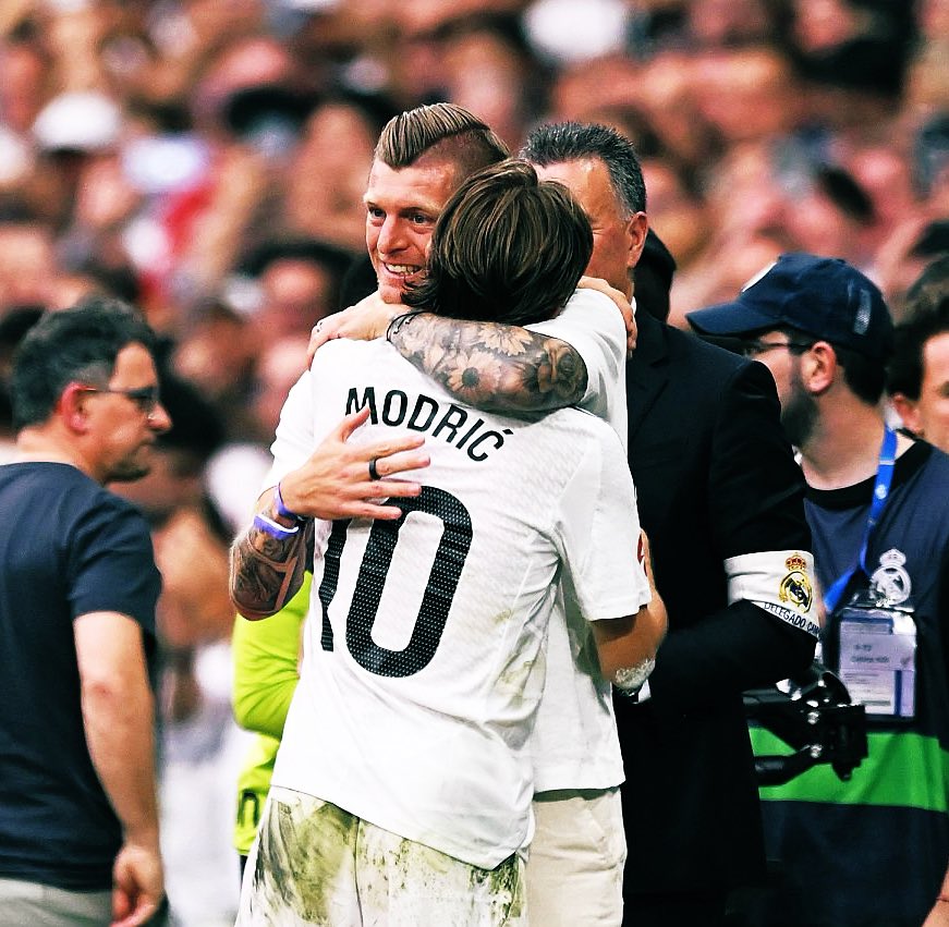 TheHasKarim's tweet photo. This may be one of the most beautiful moments I’ve ever seen in football. 

An icon getting a grand farewell, marching through a guard of honour to be greeted by the man he forged an era with. 

Better together, always. https://t.co/DpWAz9XYFl