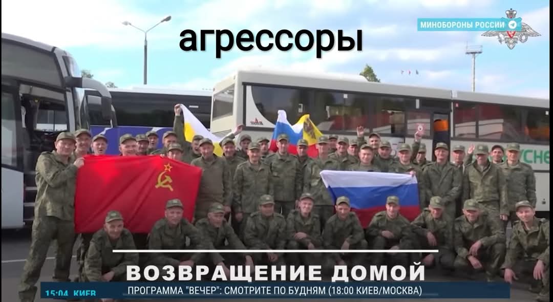 l_seiitbek's tweet image. Exchange of Ukrainian and Russian prisoners of war 1000 for 1000
Ukrainians holding flag of free Ukraine. The Russians holding the Soviet Union flag. This was always their ultimate dream and goal - to revive the empire of evil.