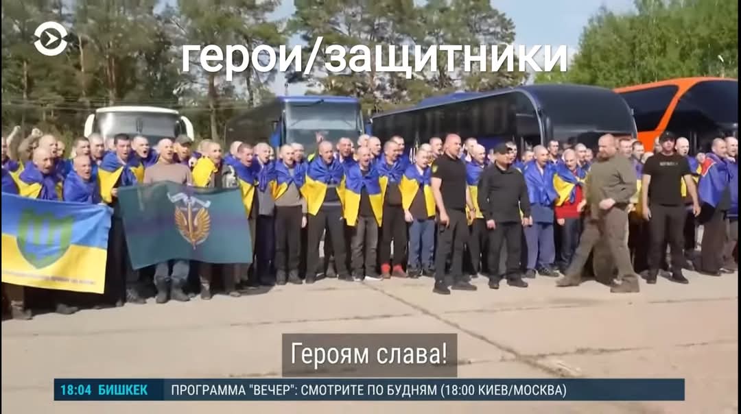 l_seiitbek's tweet image. Exchange of Ukrainian and Russian prisoners of war 1000 for 1000
Ukrainians holding flag of free Ukraine. The Russians holding the Soviet Union flag. This was always their ultimate dream and goal - to revive the empire of evil.