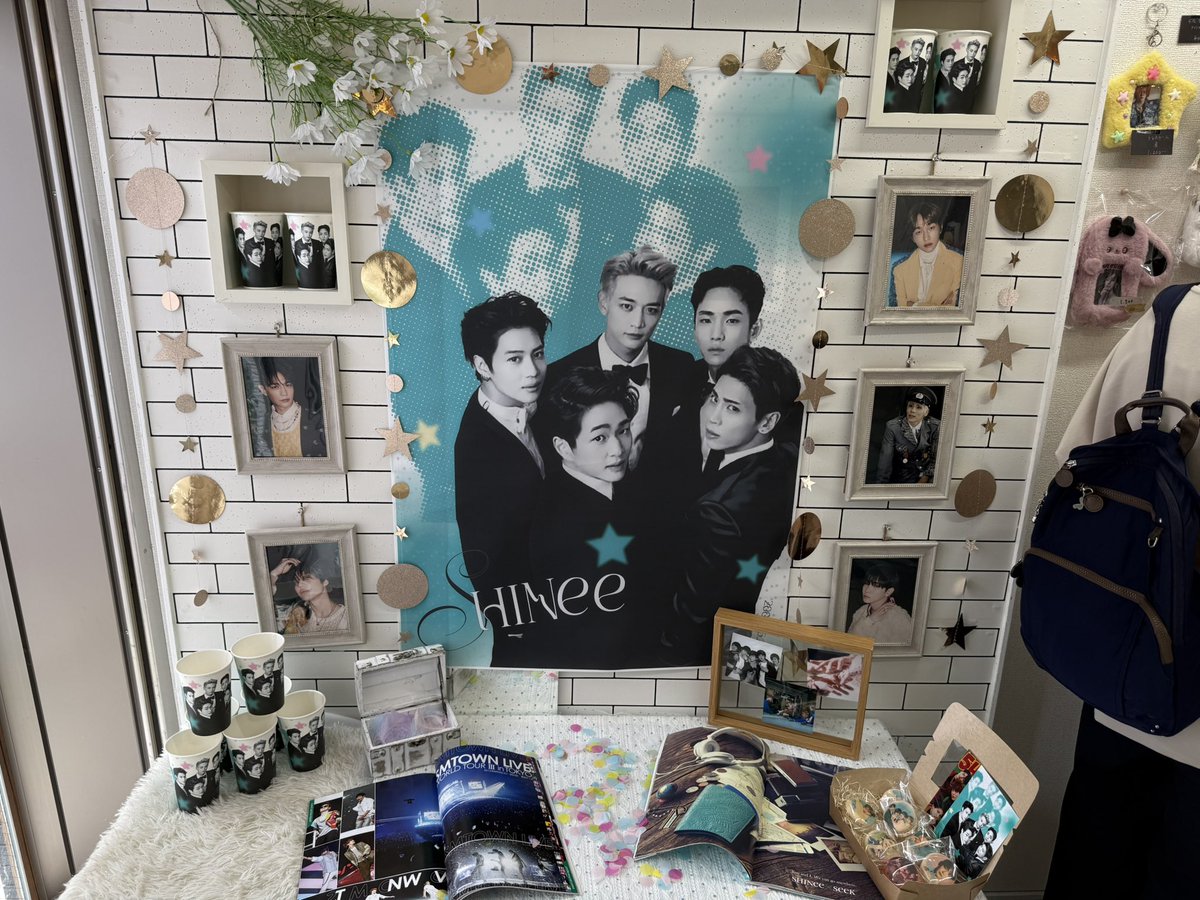 key0625Hiro's tweet photo. SHINeeデビュー17周年イベント初日に@ing_Cafeさんにお邪魔させていただきました✨
大きなバナーのSHINeeがお出迎え😍
中に入るとSHINeeがかかって装飾も本当に素敵なものばかり😍
この企画を主催してくれた@hello5SHINee 様ありがとうございました✨️
#cafeing
#SHINee_17th_Debut_Anniversary https://t.co/NFbHQ8hA5z