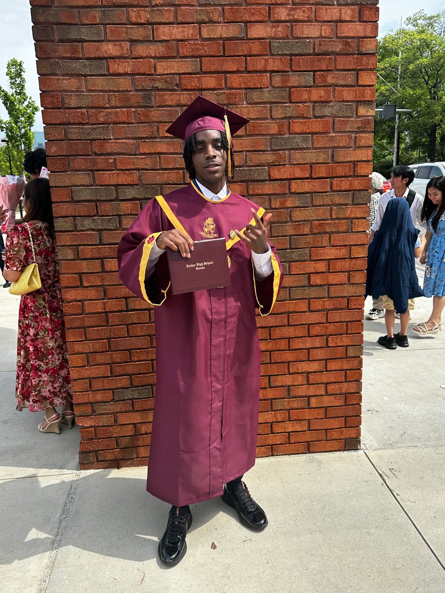 Another 1! We are proud of you graduate🎓