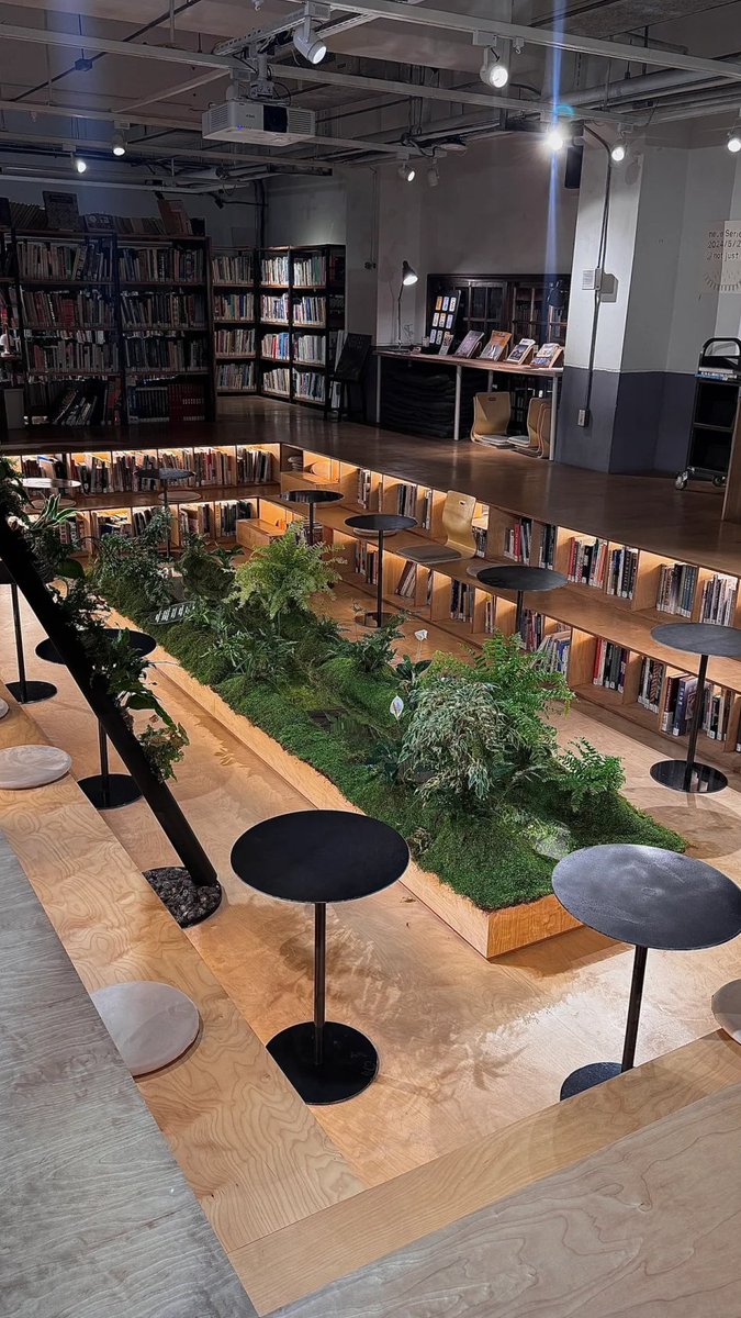 hpnzl_dy's tweet image. 本と自然に囲まれたこのユニークな空間に座るのは本当にリラックスできました。#図書館 #自然 #読書