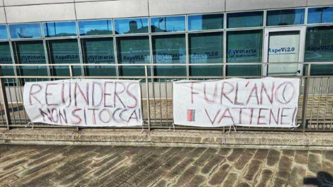 MilanPosts's tweet photo. "DON'T TOUCH REIJNDERS. FURLANI LEAVE" 🔴⚫️ https://t.co/1jnryyf0oK