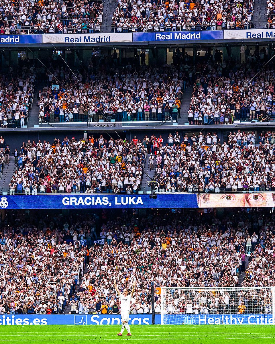 Luka Modrić was given a guard of honor when he was subbed off for the final time with Real Madrid 🥺