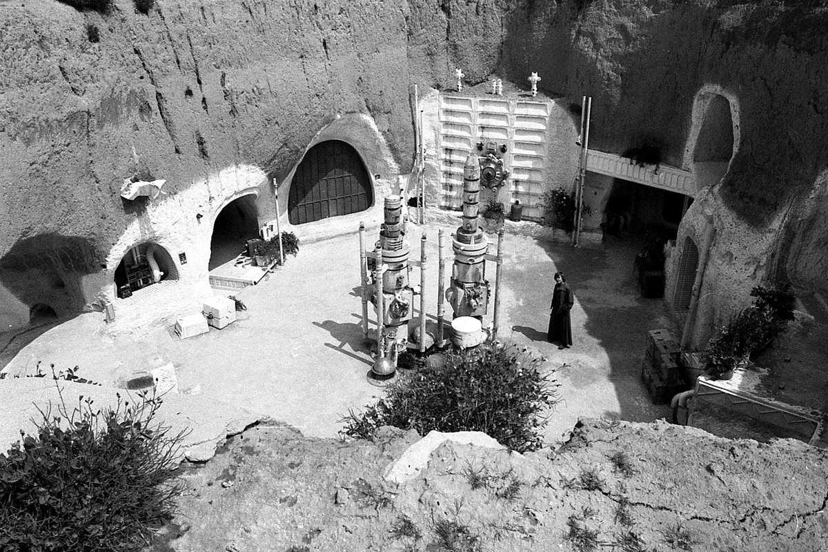 Les Dilley, the Oscar-winning production designer of the original Star Wars &amp; The Empire Strikes Back, has passed away at the age of 84. 

Dilley was also the production designer of Alien, Superman &amp; Raiders of the Lost Ark.

May the Force be with you always 💙