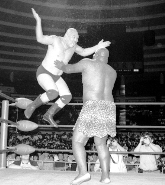 KILLER KHAN vs. KAMALA
All Japan Pro-Wrestling
Osaka, Japan - August 5, 1985