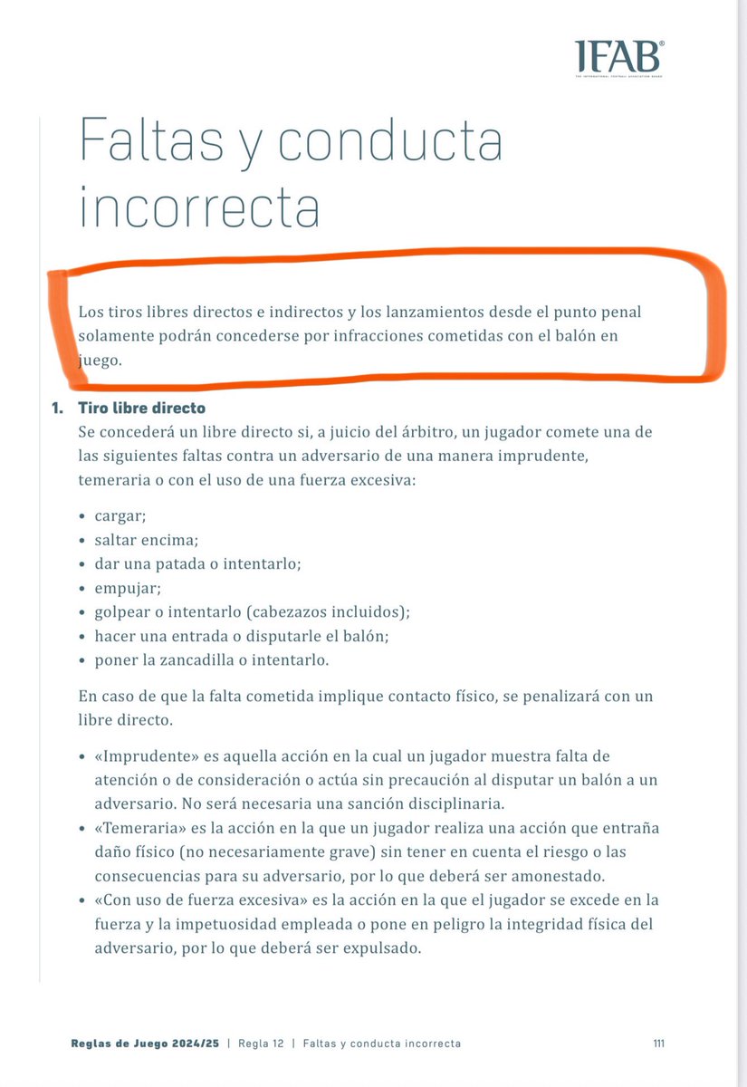 Mucha gente me está consultando si por no estar el balón cerca de la acción donde sujetan a Henry Martín no debió sancionarse penal, en la regla de juego solo habla de falta con balón en juego, no existe en ninguna parte de la regla que  forzosamente debe estar el balón en la