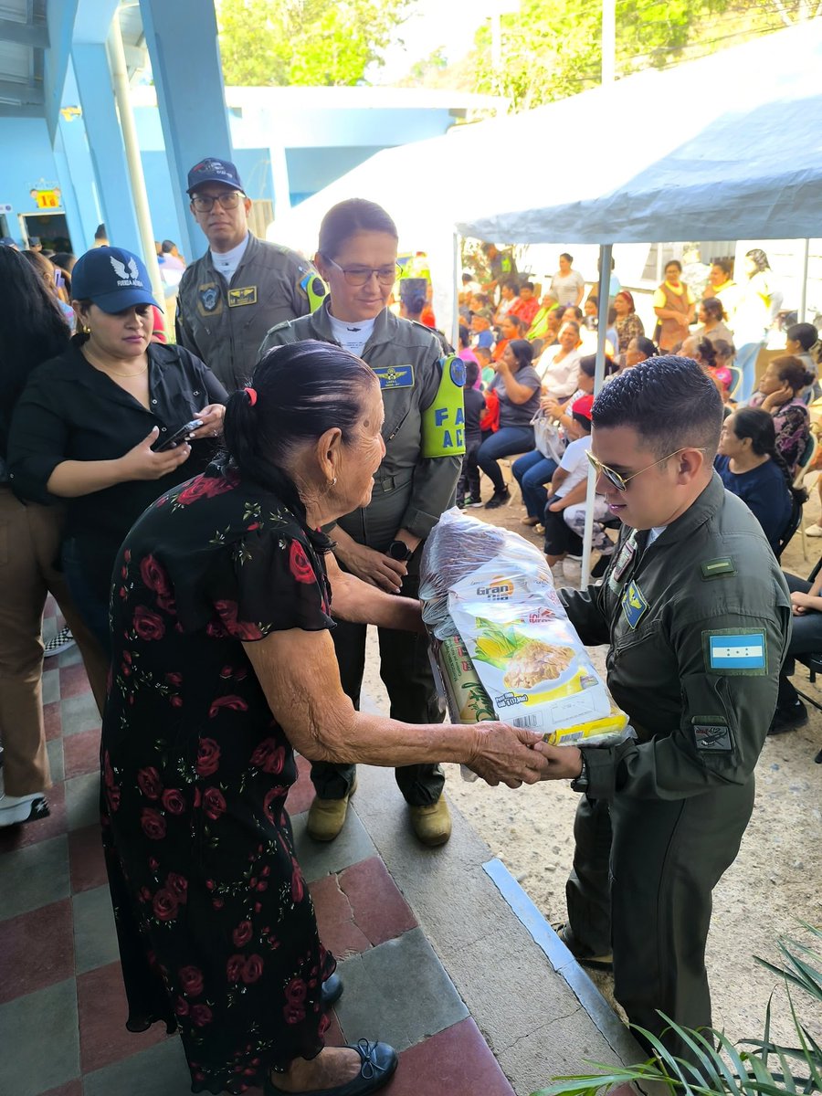 AereaHn's tweet photo. #NoticiasFAH || La Base Aérea Coronel Hernán Acosta Mejía #BASEHAM, realizó una Brigada Médica en la escuela Rural Mixta La Fraternidad, en la aldea de Yaguacire, Departamento de Francisco Morazán, ofreciendo atenciones médicas, asesoría legal, servicio de barberia, juegos para los niños, entre otras actividades; la Gran Tripulación de tu #FuerzaAéreaHN 🇭🇳 siempre al servicio de la Nación. 🚁✈️🇭🇳

#FAHcontigo "Las Alas de Honduras" #CentinelasDelAire #93añosFAH