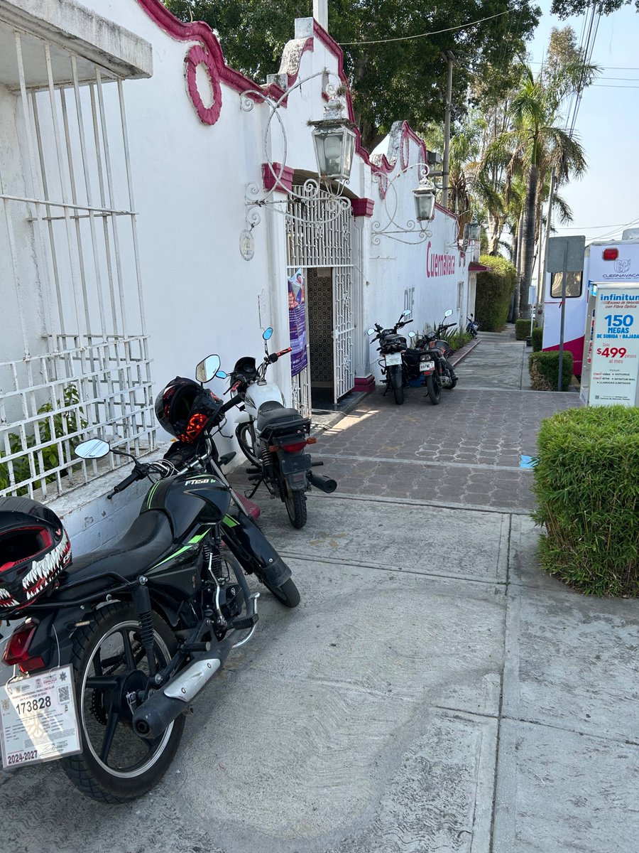 CesarInfante3's tweet photo. @DIF_Cuernavaca bloquea banqueta. Se habló con la asistente de la directora y no pasa nada! Autoridades rompen ley y reglamentos @jluriosteguis @CuernavacaGob @supercivicosmx @UniondeMorelos @DiariodeMorelos https://t.co/jtzub7zufX
