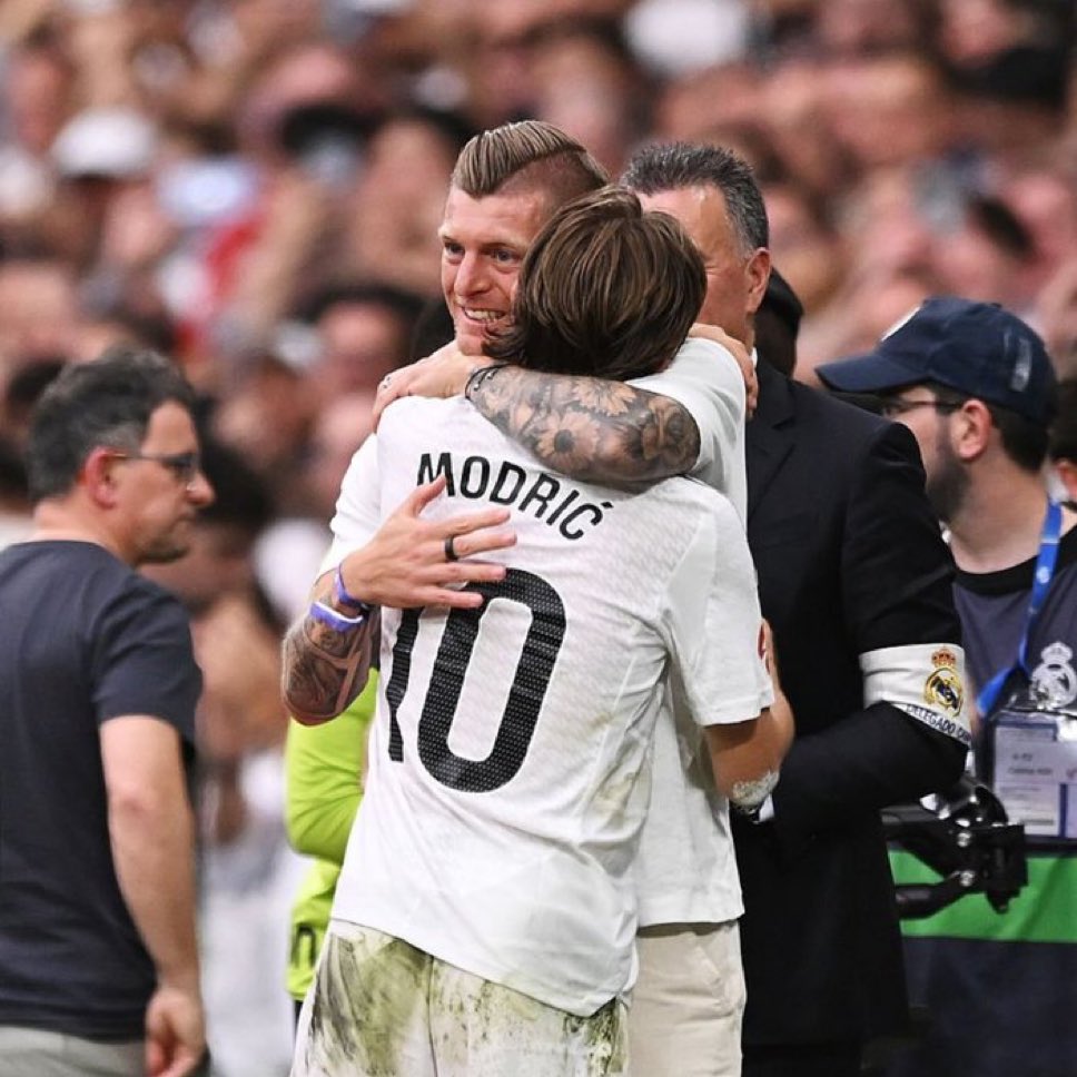 Estoy llorando lágrimas de macho viendo la despedida de estos dos SEÑORES 💔
