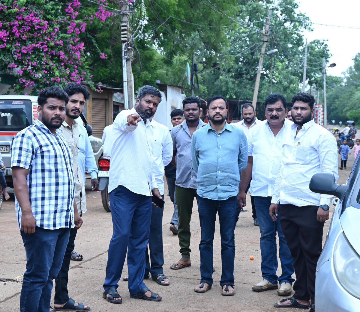 MDILYASQURESHI2's tweet photo. Visited rain and flood-affected areas today along with shri @MLCvijaysingh ji and other respected leaders. Witnessed the challenges faced by the local residents and assured them of all possible support. We stand with our people in this difficult time.
@INCIndia @INCKarnataka @IYC https://t.co/hHr25nw5CP