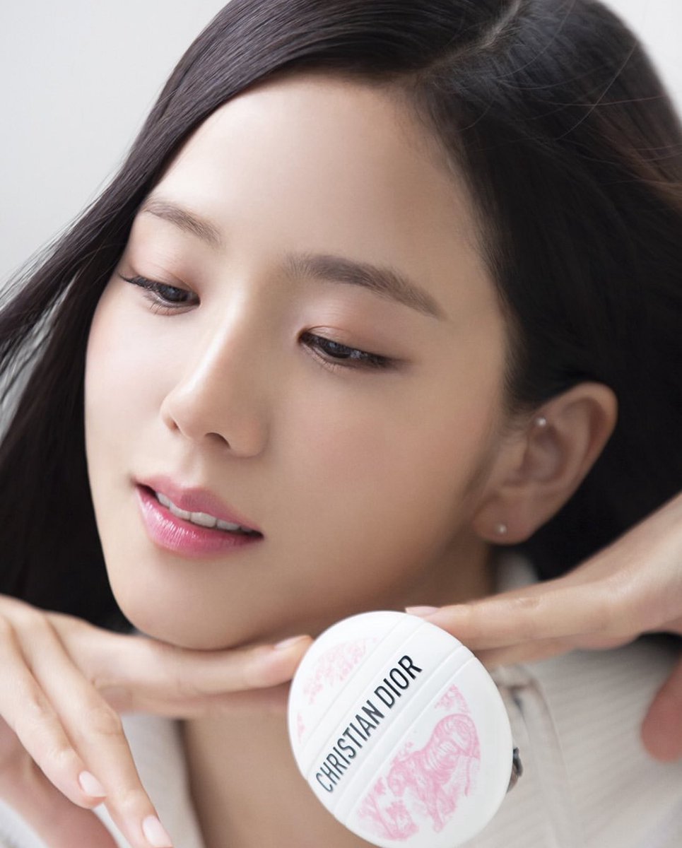 sooyaaa_hq's tweet photo. JISOO reveals her fav beauty secret from Dior ✨
#jisoo #지수 #DiorBeauty #DiorSkincare #DiorSkinEssentials https://t.co/gttO7uSa2s