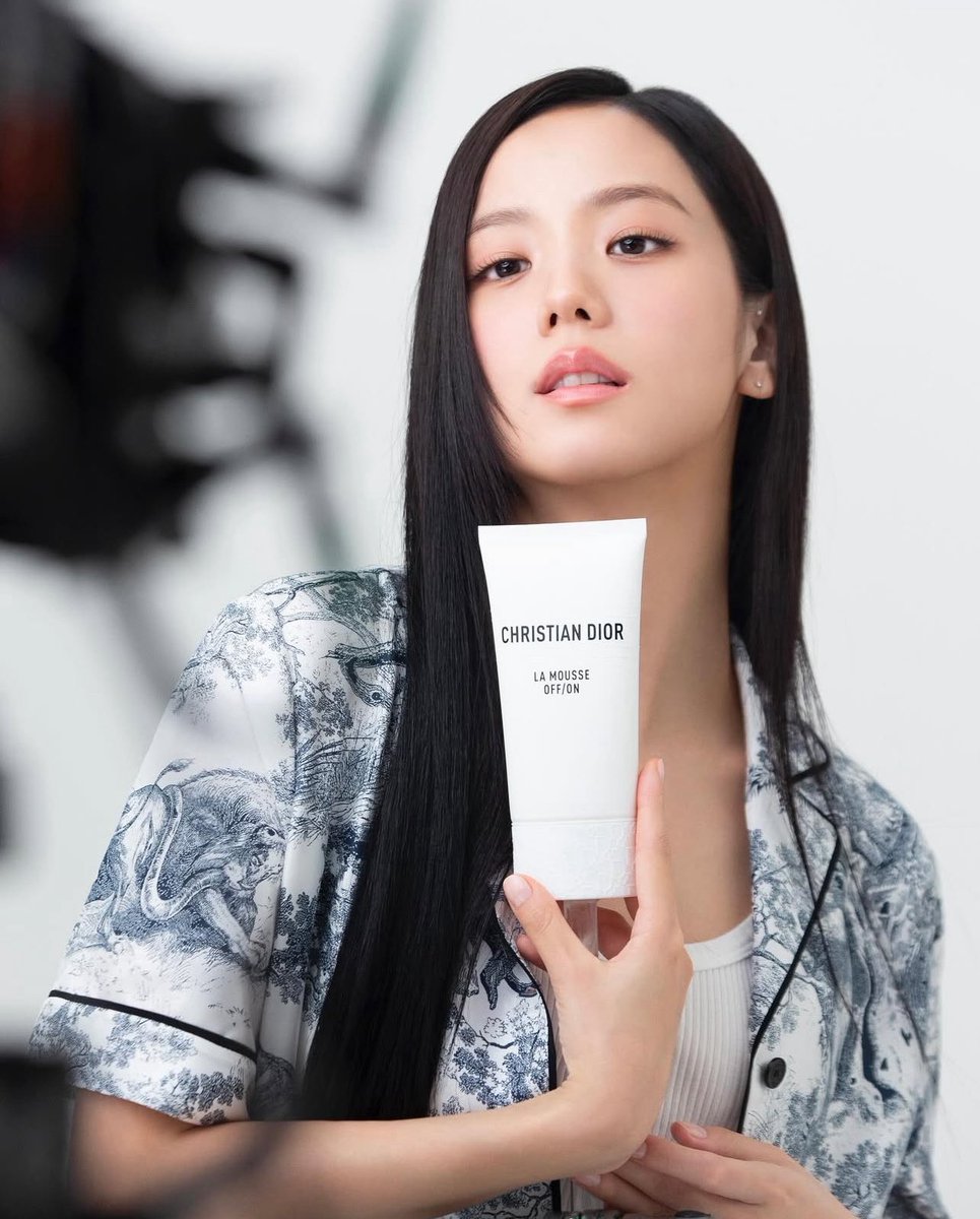 sooyaaa_hq's tweet photo. JISOO reveals her fav beauty secret from Dior ✨
#jisoo #지수 #DiorBeauty #DiorSkincare #DiorSkinEssentials https://t.co/gttO7uSa2s