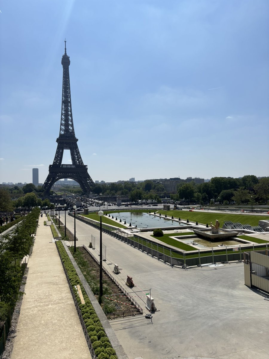 shinojetski's tweet photo. Deux arc de triomphe (Bordeaux Paris )
Tour Eiffel 
Disneyland https://t.co/rIxSRxDGcE