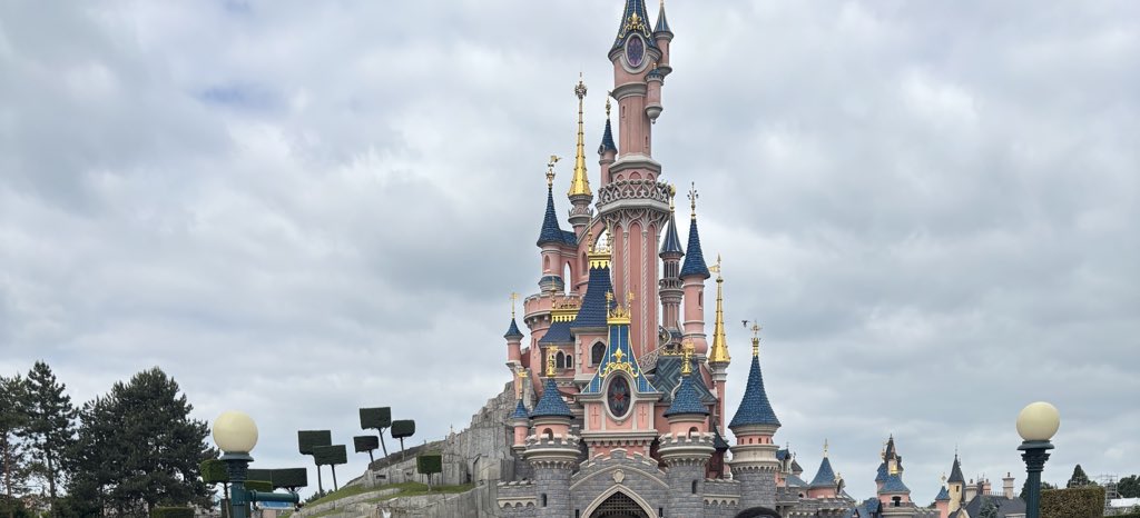 shinojetski's tweet photo. Deux arc de triomphe (Bordeaux Paris )
Tour Eiffel 
Disneyland https://t.co/rIxSRxDGcE
