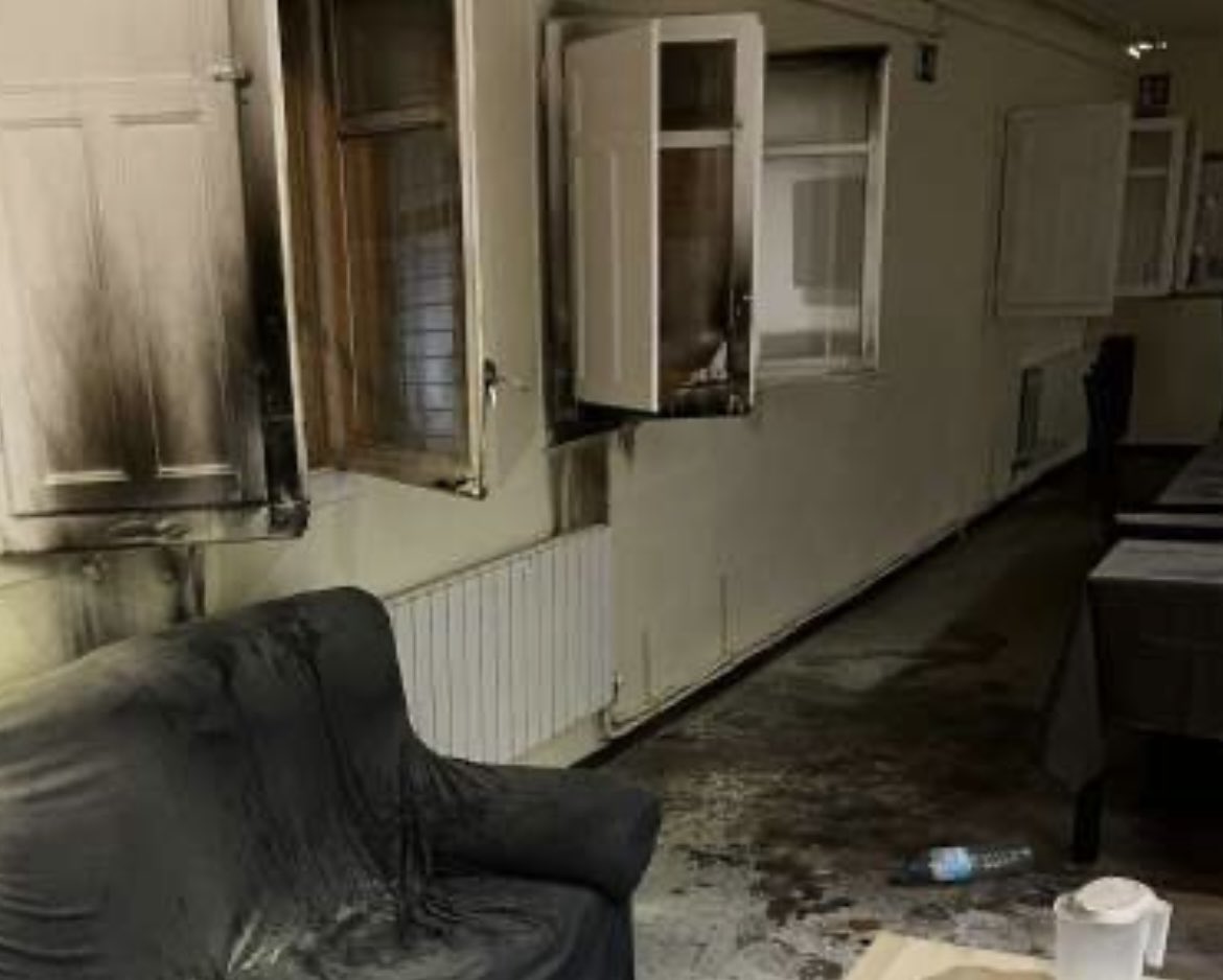 Esta madrugada han atacado el Centro de Menores de Piera (Barcelona)con lanzamiento de líquido inflamable y piedras
Esto sucede después de que el jueves pasado,entre 12 y 14 MENAS salieran del Centro con palos y cuchillos a la búsqueda de los jóvenes del pueblo
…Esto pinta mal!!