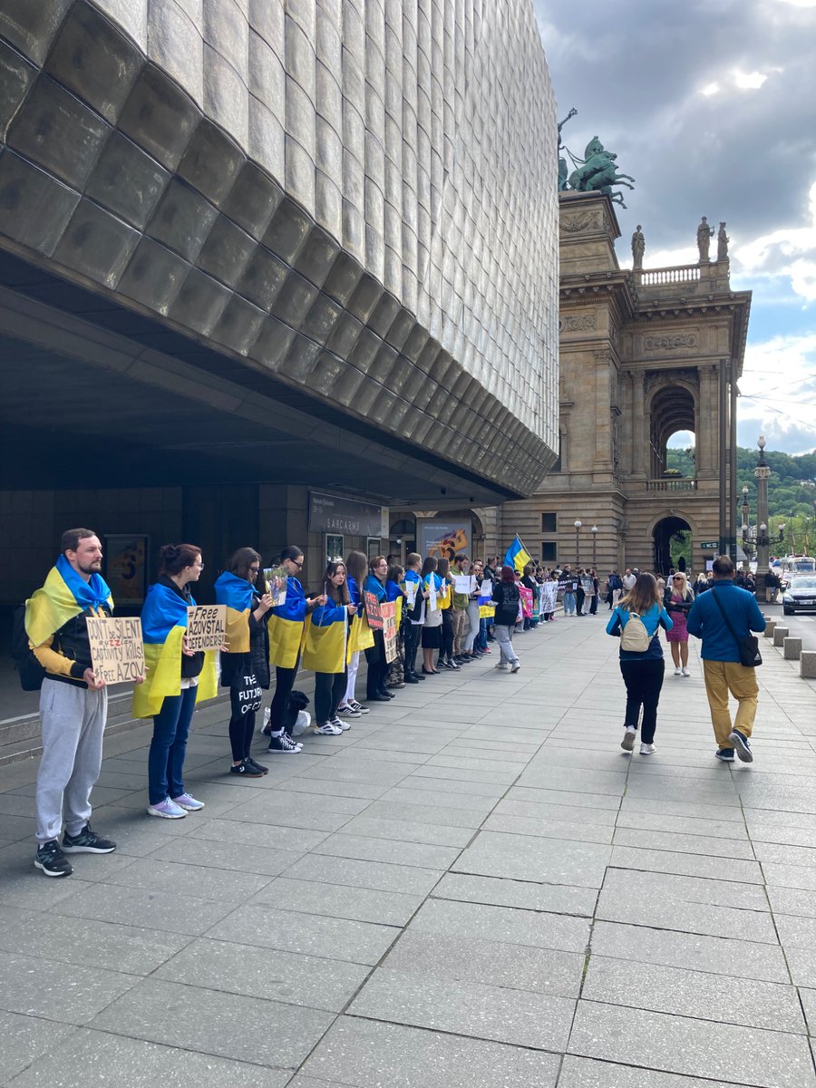 Dnes Hlas Ukrajiny uspořádal v Praze u Národního divadla demonstraci na podporu Ukrajinců v ruském zajetí. Všichni víme, v jakém stavu se tito lidé vracejí a chtěli jsme být hlasem těch, kteří v zajetí ještě stále jsou.

#RussiaIsATerroristState