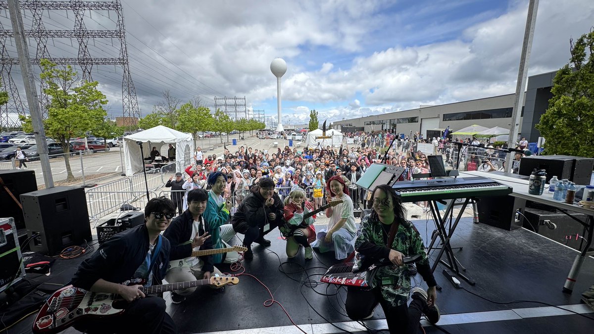 oishiioreos's tweet photo. THANK YOU TO EVERYONE THAT CAME TO OUR PERFORMANCE ON THE MAIN STAGE!! IF YOU TOOK ANY VIDEOS / PHOTOS PLEASE TAG US!!

WE WILL STILL BE BUSKING LATER (~2PM) JUST OUTSIDE THE SOUTH OF THE TCC AND WE HAVE EVEN MORE NEW SONGS PREPARED!! https://t.co/AdKIWkKnHW