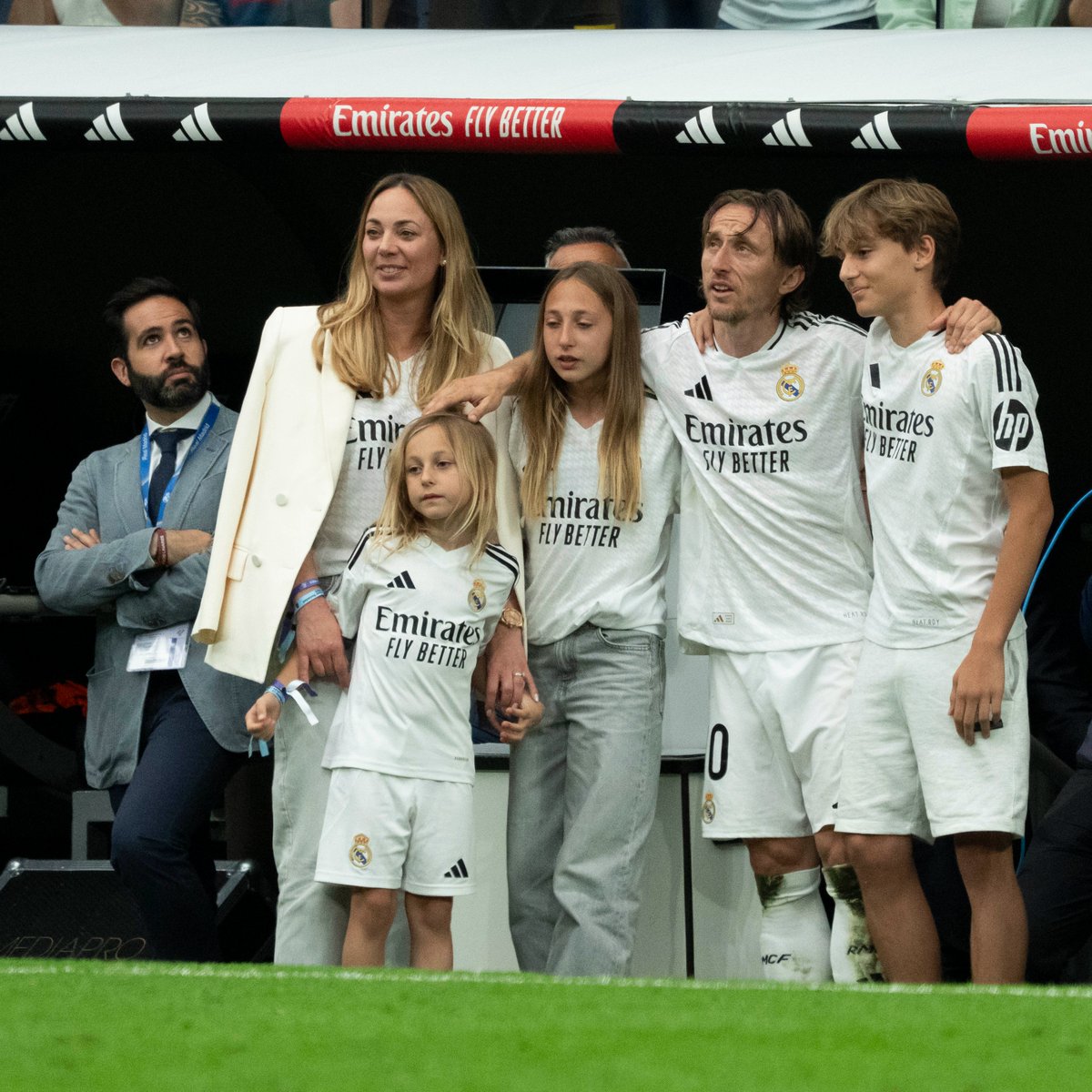 LaLiga's tweet photo. 🤍🥹 Todos somos la familia de @lukamodric10.

#LALIGAEASPORTS | @realmadrid https://t.co/c1Ir11Eqbi