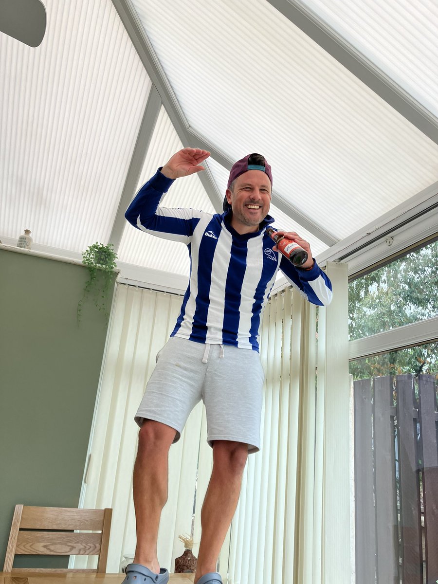 Gooseowl18's tweet photo. 𝗪𝗵𝗮𝘁’𝘀 𝘁𝗵𝗮𝘁 𝗖𝗵𝗿𝗶𝘀 

𝗢𝗵 𝗜’𝗺 𝗷𝘂𝘀𝘁 𝘀𝘁𝗼𝗼𝗱 𝗼𝗻 𝘁𝗮𝗯𝗹𝗲 𝗮𝗳𝘁𝗲𝗿 𝗮 𝗳𝗲𝘄, 𝗰𝗵𝗶𝗿𝗽𝗶𝗻𝗴 𝗮𝗯𝗼𝘂𝘁 𝗺𝗶𝗻𝗱 𝘁𝗵𝗲 𝗴𝗮𝗽 𝗮𝗻𝗱 𝘀𝗮𝘂𝘀𝗮𝗴𝗲 𝗿𝗼𝗹𝗹𝘀…….𝗻𝗼𝘁 𝗳𝗮𝗻𝗰𝘆 𝗶𝘁 𝘁𝗼𝗱𝗮𝘆 🤫

𝗛𝗮𝗽𝗽𝘆 𝗯𝗮𝗻𝗸 𝗵𝗼𝗹𝗶𝗱𝗮𝘆

#swfc https://t.co/AEGlwZBTSQ
