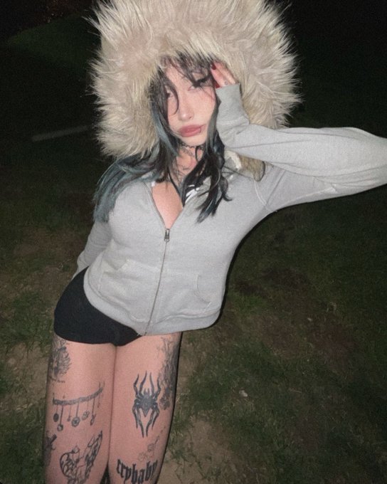 Watch zombrii 🤍's leaked NSFW photo on TwXstars