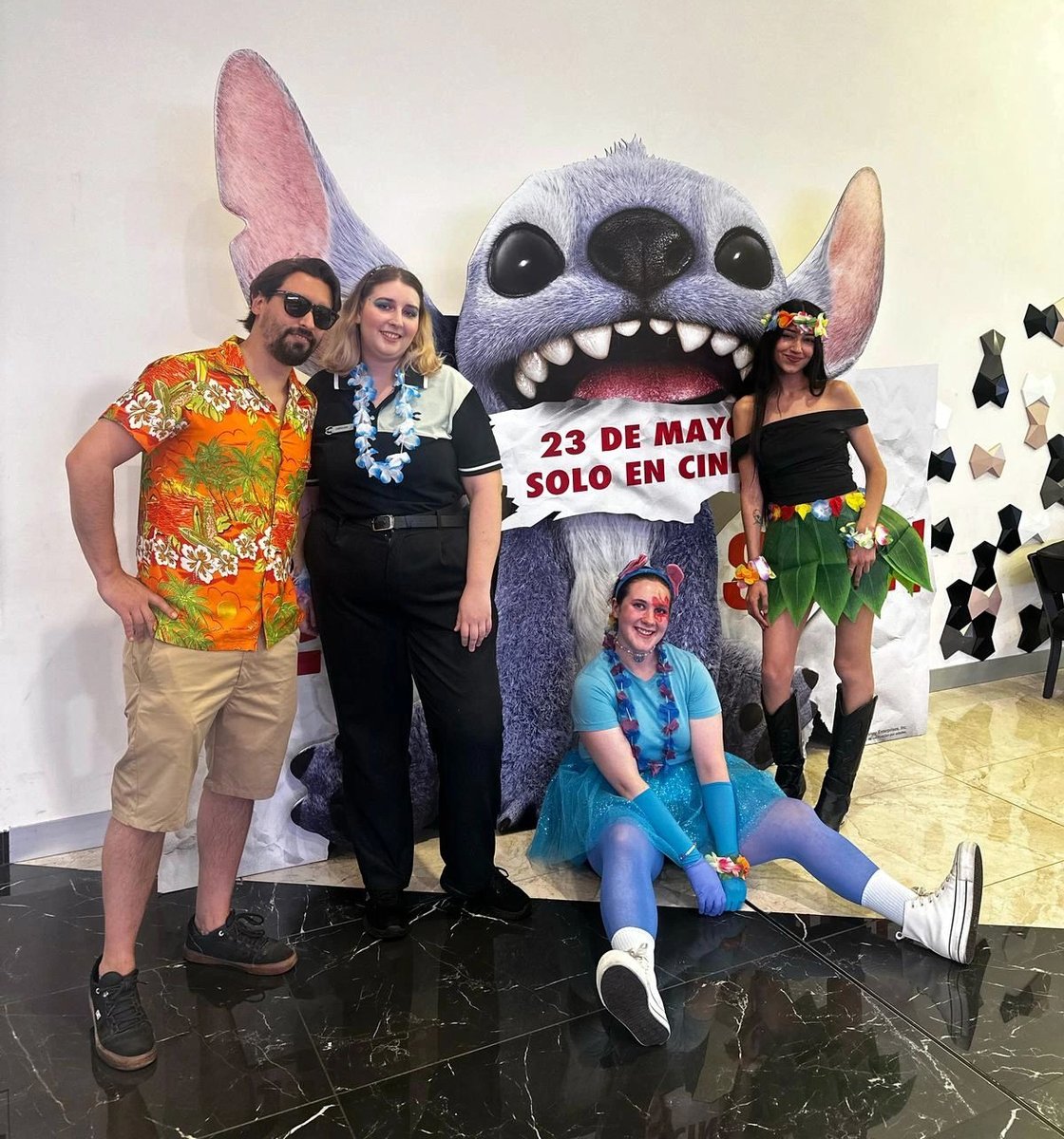 SalaAbiertaES's tweet photo. 🔥 A los que trabajan en cines: ¿cómo lleváis la dupla #LiloYStitch y #MissionImpossible? En nuestros cines lo está PETANDO 

Pero no queremos hablar de la taquilla (aún)
sino de los compañeros que se disfrazan al más puro estilo hawaiano 🏝️👕🌞

¡Qué grandes sois!

#aloha @ocine_es @CineYelmo