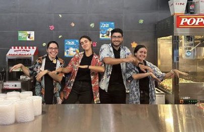 SalaAbiertaES's tweet photo. 🔥 A los que trabajan en cines: ¿cómo lleváis la dupla #LiloYStitch y #MissionImpossible? En nuestros cines lo está PETANDO 

Pero no queremos hablar de la taquilla (aún)
sino de los compañeros que se disfrazan al más puro estilo hawaiano 🏝️👕🌞

¡Qué grandes sois!

#aloha @ocine_es @CineYelmo