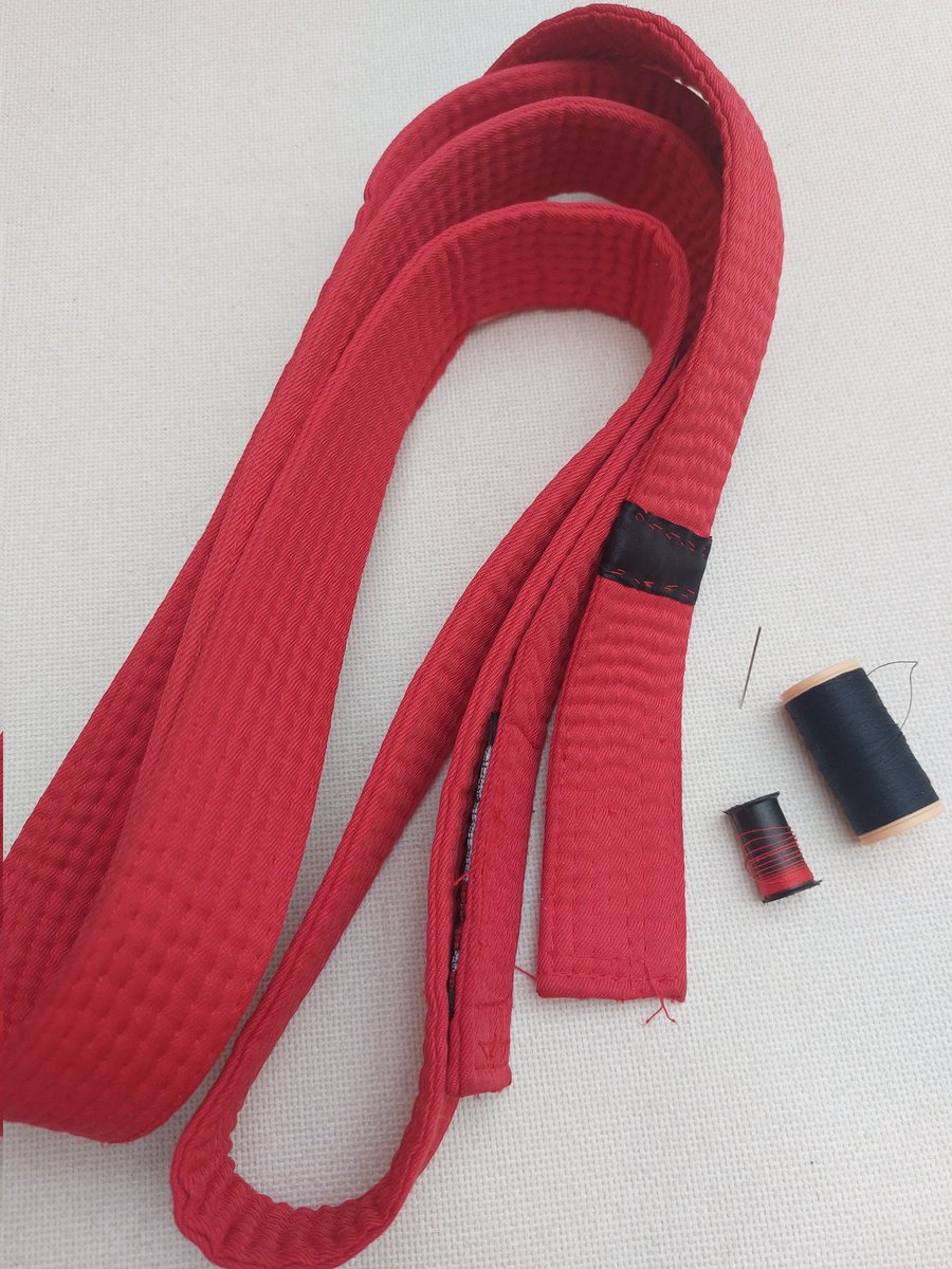 Ompelin kuopuksen punaiseen vyöhön mustan natsan 1 kup merkiksi. Tuli takauma vuoteen 1995, jolloin ompelin saman merkin omaan vyöhöni. Mulla kesti tuosta hetkestä kaksi vuotta mustaan, jäbä taitaa suorittaa ekan danin isäänsä nopeammin ❤️ #wondo #taekwondo