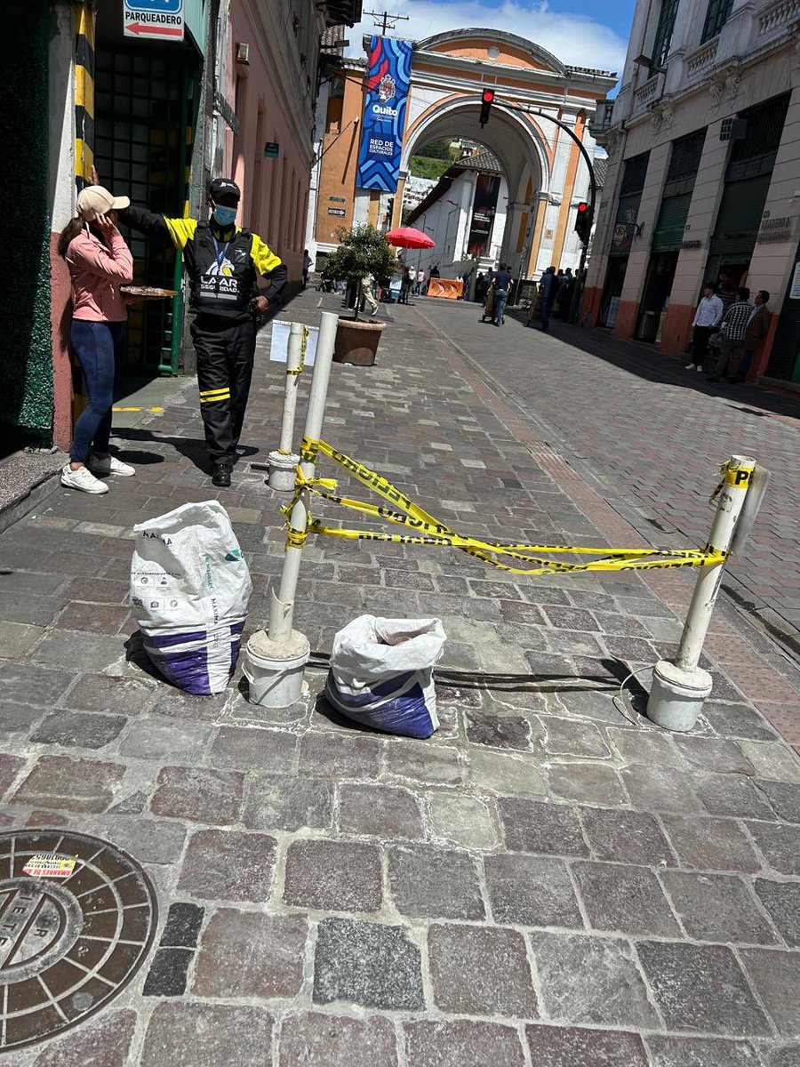 Carolina Moreno M. (@lacarol_m) on Twitter photo Los nuevos obstáculos de la zonal <a href="/ZonalmSaenz/">Zona Centro Quito</a> en plena García Moreno
#RevocatoriaPabel
#ChaoPabel Los nuevos obstáculos de la zonal <a href="/ZonalmSaenz/">Zona Centro Quito</a> en plena García Moreno
#RevocatoriaPabel
#ChaoPabel