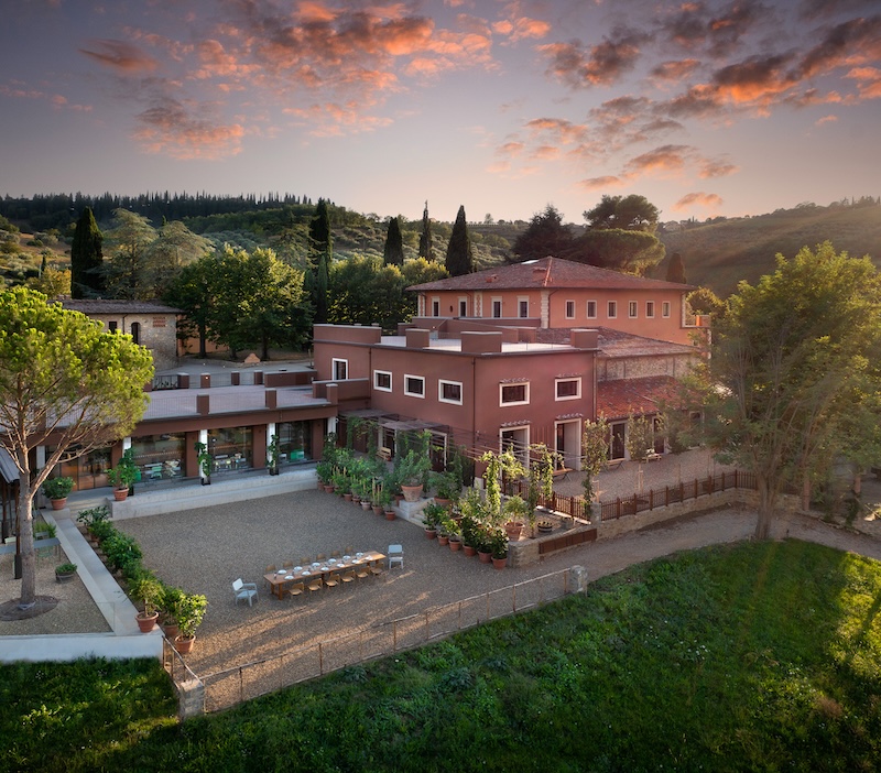 💐Fiori e Cucina a Vignamaggio
⛲️ Una cornice idilliaca con viste panoramiche che abbracciano la tenuta. La Fattoria è un ristoro, una cantina di produzione vinicola, uno spazio dedicato al bel vivere e all'enogastronomia del territorio. SCOPRI ➡ t.ly/Y1RzQ