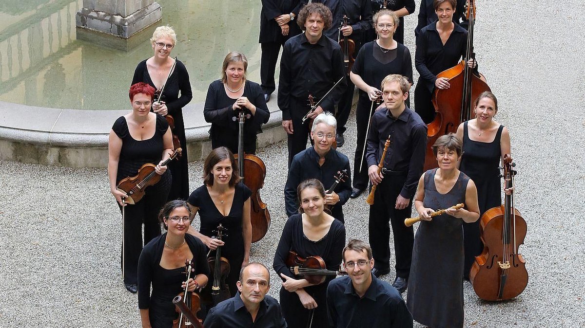 radioclasica's tweet photo. Cada mañana, Fer Blázquez nos trae a #SeViene algunas novedades del panorama musical.

En esta entrega, disfrutamos de L'Orfeo Barockorchester bajo la dirección de Carin van Heerden, el Ensemble Pro Victoria con Toby Ward o el Dúo Phoné, entre otros.

🔊https://t.co/njPsZKqLYz https://t.co/iElnnMuoCH