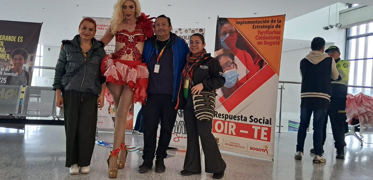 SubLGBTI's tweet image. En el evento “Tu Identidad, Tu Derecho” en el SuperCADE Manitas, desde la Subdirección para Asuntos LGBTI se ofertan servicios y se invita a la ciudadanía a conocer las Casas #LGBTI de Bogotá, espacios seguros y libres de discriminación. 🏳️‍⚧️🏳️‍🌈

#AquíSíPasa