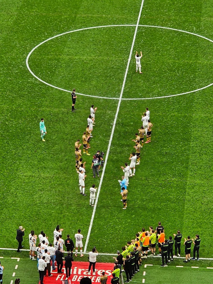 Cómo le explico a las mujeres que he llorado con esta despedida ???