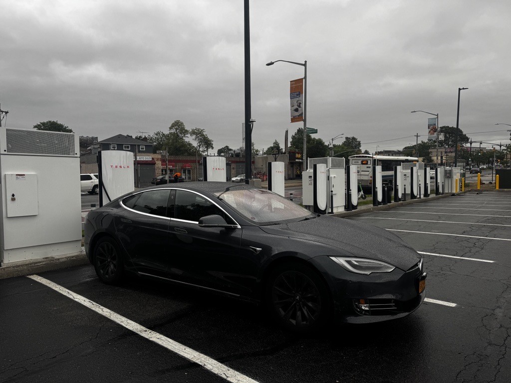New Tesla Supercharger: Queens, NY - Springfield Boulevard (20 stalls) 
tesla.com/findus?locatio…
