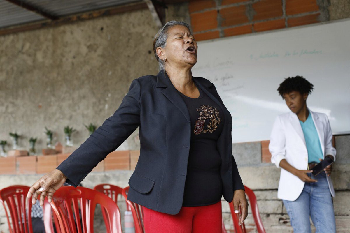 E. Eduardo Castillo (@eecastilloap) on Twitter photo How Evangelical pastors provide spiritual comfort in crisis-hit Venezuela. By <a href="/maritereh/">María Teresa Hernández</a> & Cristian Hernández apnews.com/article/venezu… How Evangelical pastors provide spiritual comfort in crisis-hit Venezuela. By <a href="/maritereh/">María Teresa Hernández</a> & Cristian Hernández apnews.com/article/venezu…