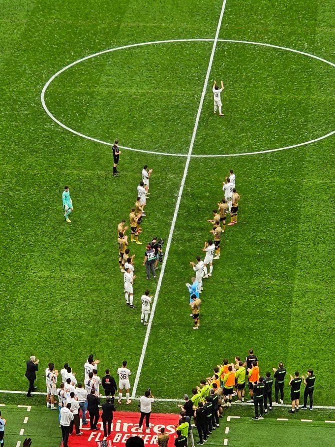 Michaelbedjal's tweet photo. NO LLORES PORQUE TERMINÓ, SONRÍE PORQUE SUCEDIÓ #ForEVER #HalaMadrid 🤍🤍🤍 
Gracias 🇭🇷LUKITA MODRIC 🇭🇷 https://t.co/DALGUkGmEU
